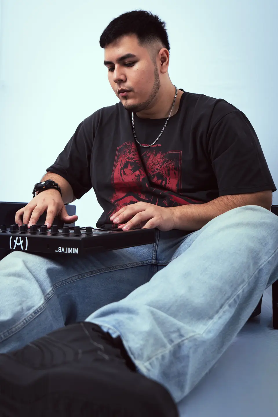 DJ Real tocando los pads de su controlador